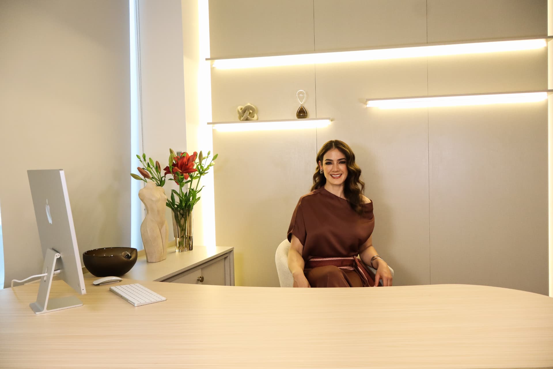 Dra. Alejandra Márquez Dávila en el consultorio de Origen Materno